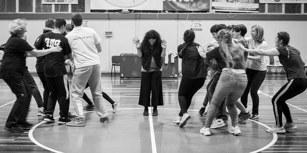 Development of a group game between refugees and volunteers in a Socio-Sports Meeting.