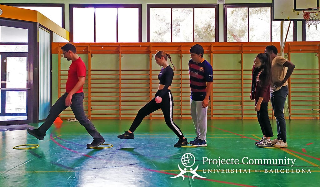 Reto cooperativo "cruzar el río" en un Encuentro Sociodeportivo entre personas refugiadas y estudiantes