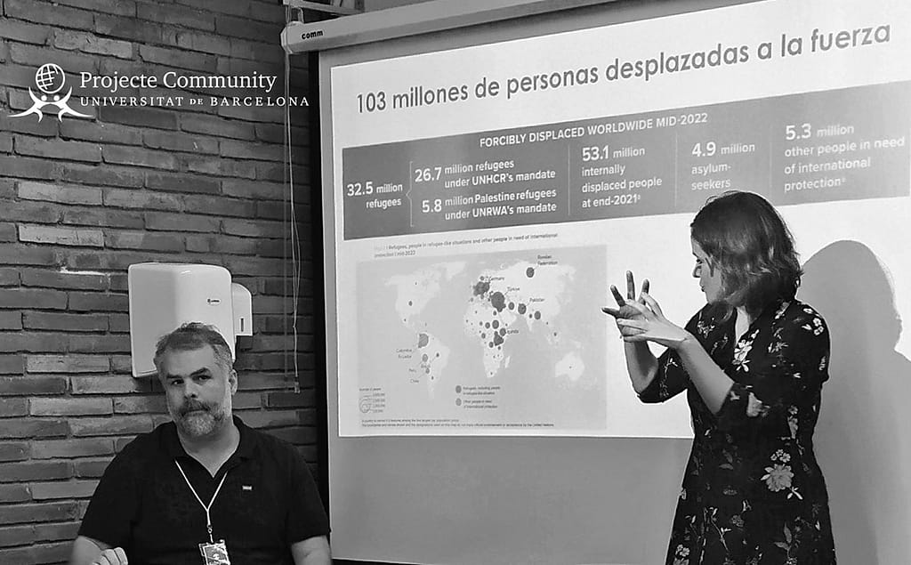 On the left, Raúl Hernández, researcher at the University of Barcelona and organiser of the seminar. On the right, Edelmira Campos, head of UNHCR’s Foreign Relations Department in Spain, explaining the situation of forcibly displaced people in the world.